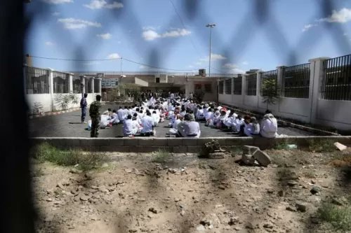 الحوثيون يزعمون صرف إكرامية رمضان لأسرى الجيش الوطني في سجونهم وبهذا المبلغ المؤلف من 9 أرقام !