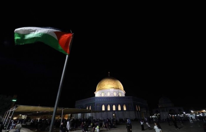 لحظة تستحق التضحية .. الفلسطينيون ينزلون علم الكيان الاسرائيلي ويرفعون علم فلسطين في اللد (فيديو)