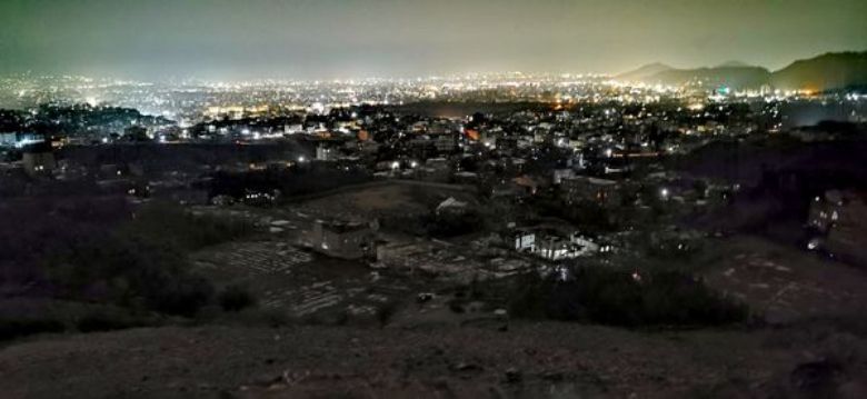 يحدث الان في العاصمة صنعاء انفجارات عنيفة وأعيرة النيران تلعلع بمختلف انحاء المدينة وتثير فزع المواطنين