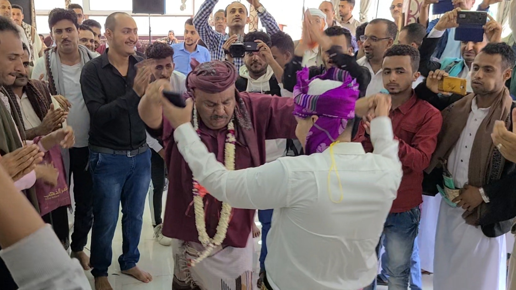 شاهد .. تعز تجاري صنعاء في الفزعة وتحول زفاف نازح من عدن شكا بعد الاهل إلى حفل شعبي (صور+فيديو)