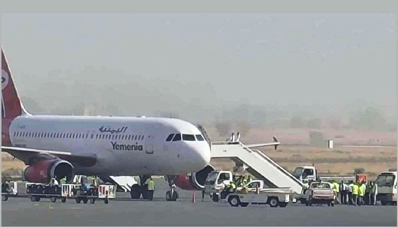 شاهد .. حدث استثنائي مفاجئ رافق اقلاع اول رحلة لطيران اليمنية من مطار صنعاء وأدهش الجميع (فيديو)